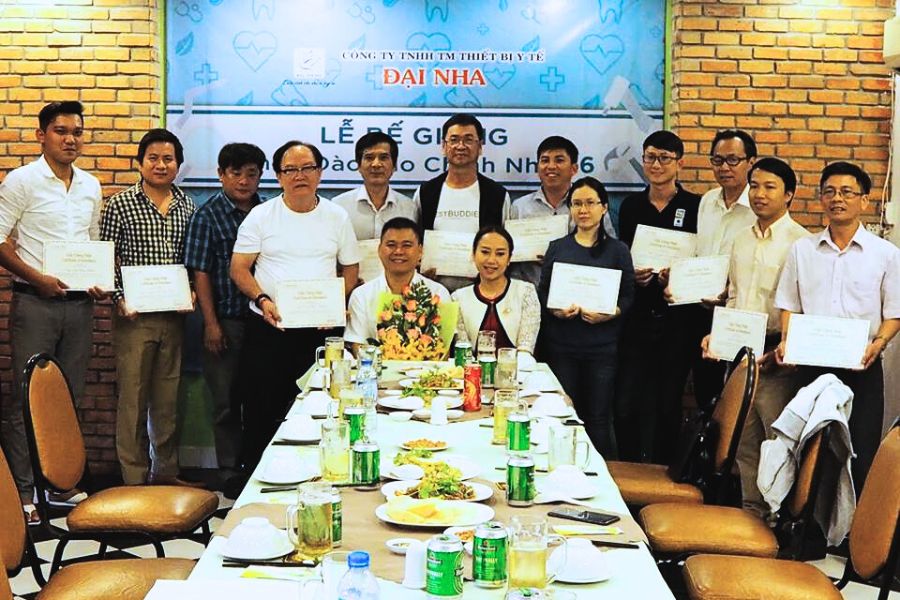 Hình ảnh bế giảng tại khóa học chỉnh nha cơ bản - khóa K26 tại TP.HCM.
