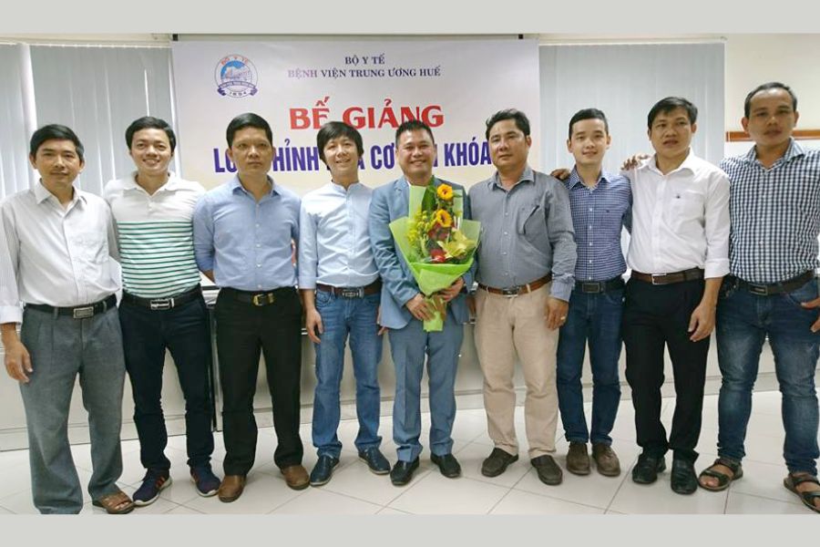 Hình ảnh bế giảng tại khóa học chỉnh nha cơ bản - khóa K27 tại Huế (2).