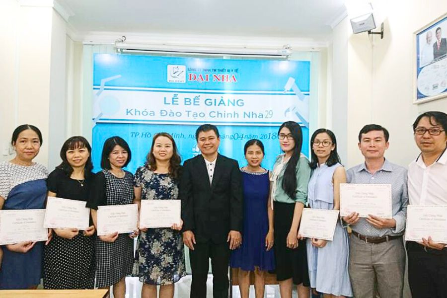 Hình ảnh lễ bế giảng tại khóa học chỉnh nha cơ bản - khóa K29 tại TP.HCM.