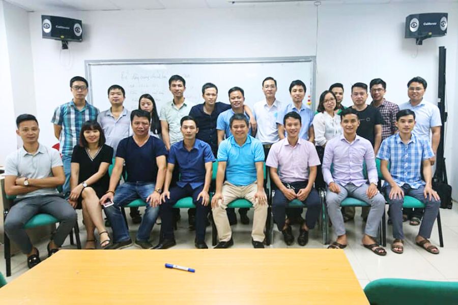 Hình ảnh các học viên chụp ảnh kỷ niệm tại khóa học.