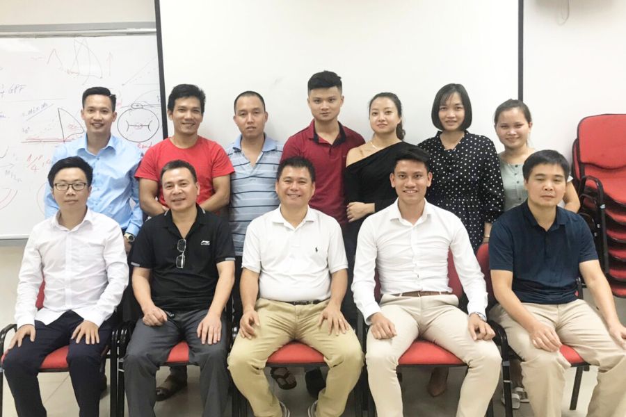 Hình ảnh các học viên đang chụp ảnh kỷ niệm tại khóa học chỉnh nha cơ bản - khóa K54 tại Hà Nội.