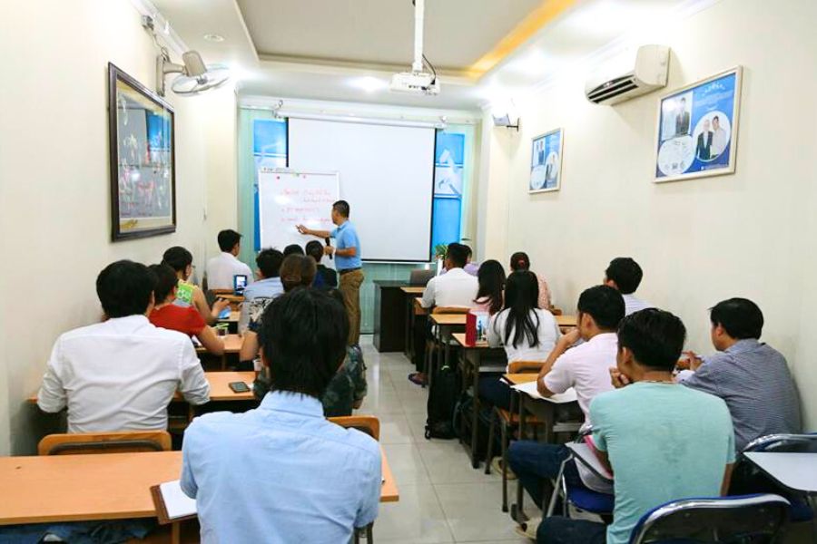 Hình ảnh các học viên đang chăm chú theo dõi tại khóa học chỉnh nha cơ bản - khóa K29 tại TP.HCM.