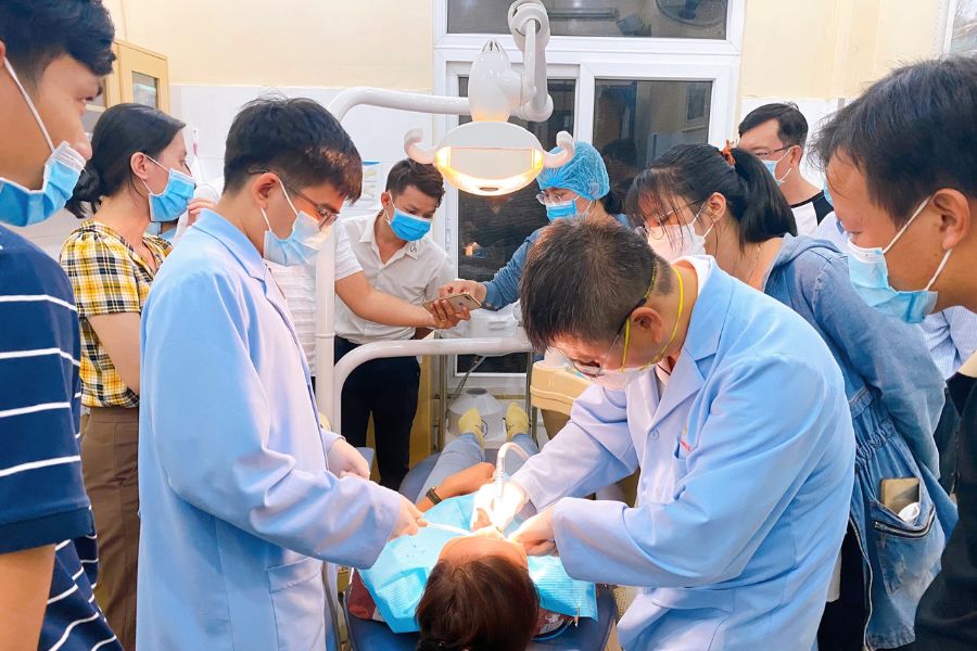 Hình ảnh các học viên đang theo dõi thực hành tại khóa học chỉnh nha cơ bản - khóa K70 tại TP. HCM .