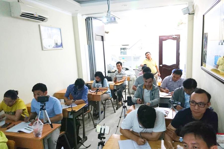 Các học viên đang chăm chú theo dõi bài học tại khóa K40 - TP.HCM.