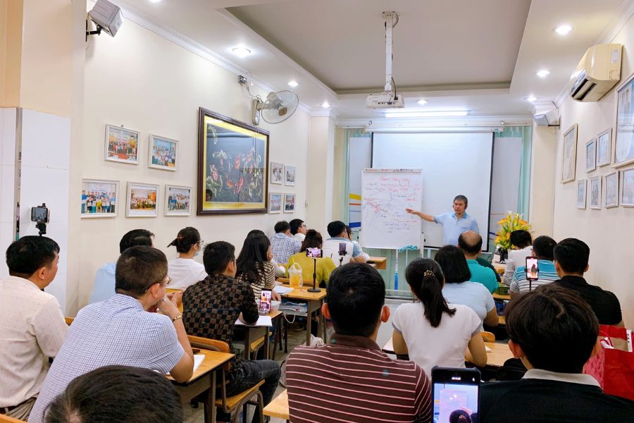 Các học viên đang chăm chú theo dõi bài giảng tại khóa K67 - TP.HCM.