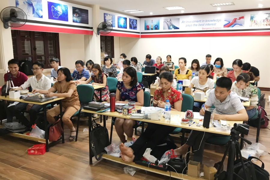 Các học viên đang chăm chú theo dõi bài học tại khóa K56 - Hà Nội.