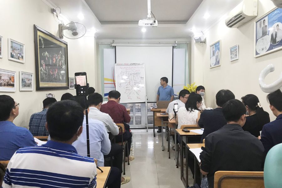 Các học viên đang chăm chú theo dõi bài học tại khóa K59 - TP.HCM đợt 2.