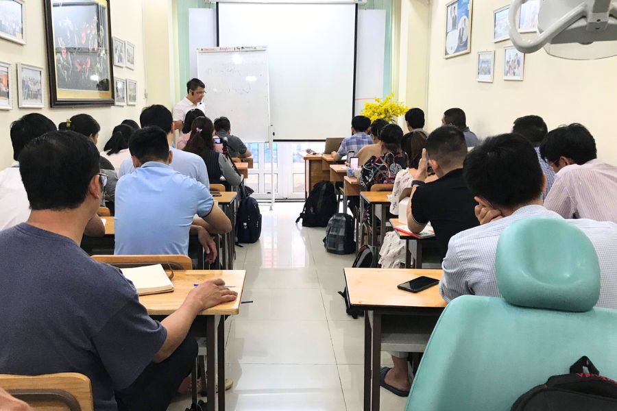 Các học viên đang chăm chú theo dõi bài học tại khóa K60 - TP.HCM.