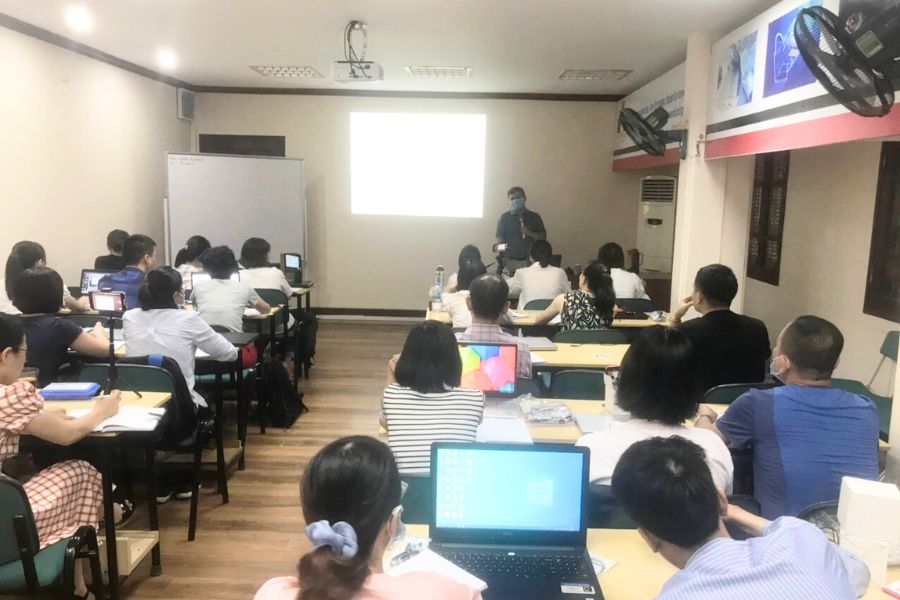 Các học viên đang chăm chú theo dõi bài học tại khóa K61 - Hà Nội.