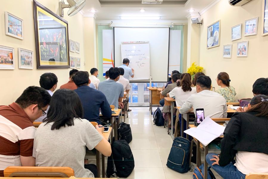 Các học viên đang chăm chú theo dõi bài học tại khóa K62 - TP.HCM.