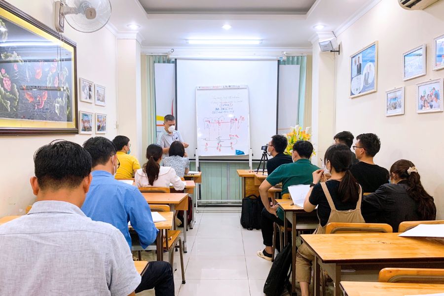 Các học viên đang chăm chú theo dõi bài học tại khóa K64 - TP.HCM.
