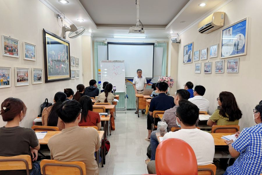 Các học viên đang chăm chú theo dõi bài học tại khóa K78 - TP.HCM.