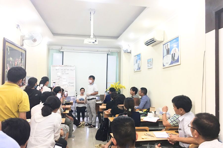 Các học viên đang chăm chú theo dõi hướng dẫn của bác sĩ Thái tại khóa K60 - TP.HCM.