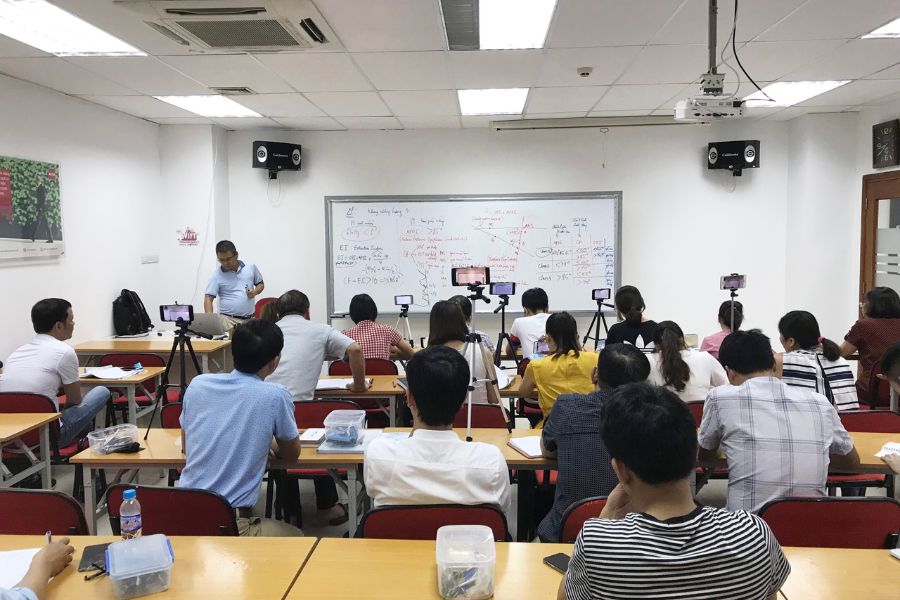 Hình ảnh các học viên đang tập trung theo dõi bài học tại khóa K43.