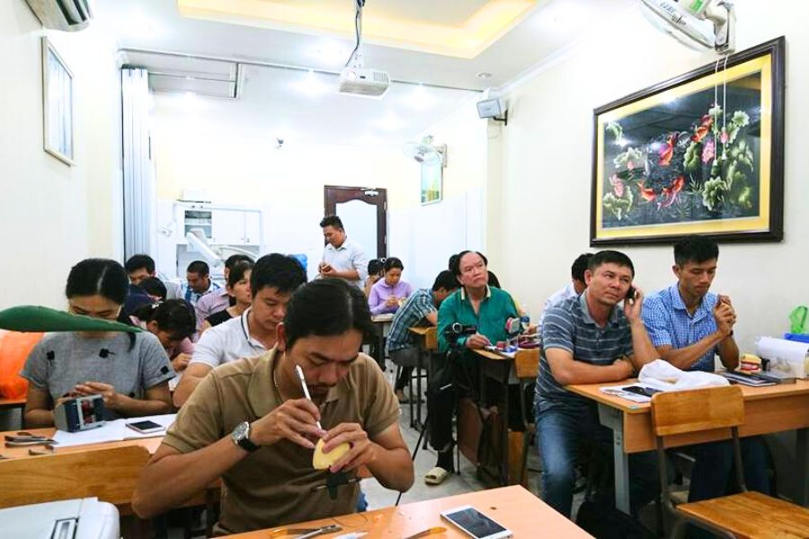 Hình ảnh các học viên đang thực hành tại khóa học chỉnh nha cơ bản - khóa K33 tại TP.HCM.