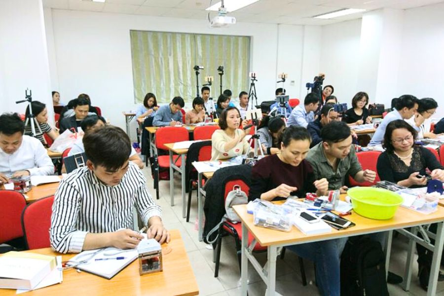 Hình ảnh các học viên đang thực hành tại khóa học chỉnh nha cơ bản - khóa K34 tại Hà Nội.