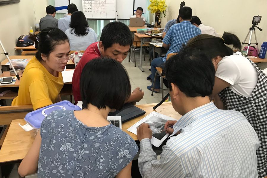 Hình ảnh các học viên đang trao đổi kiến thức tại khóa học chỉnh nha cơ bản - khóa K45 tại TP.HCM.