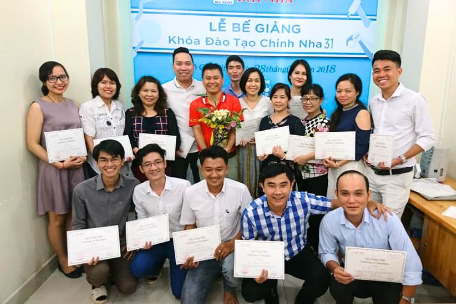Hình ảnh lễ bế giảng tại khóa học chỉnh nha cơ bản - khóa K31 tại TP.HCM.