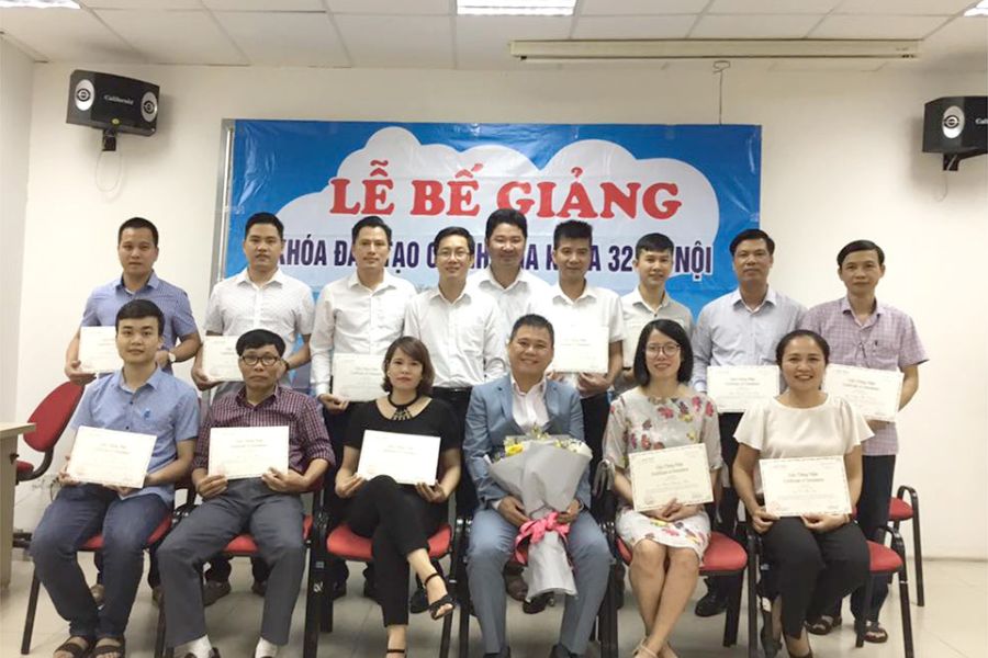 Hình ảnh bế giảng tại khóa học chỉnh nha cơ bản - khóa K32 tại Hà Nội.