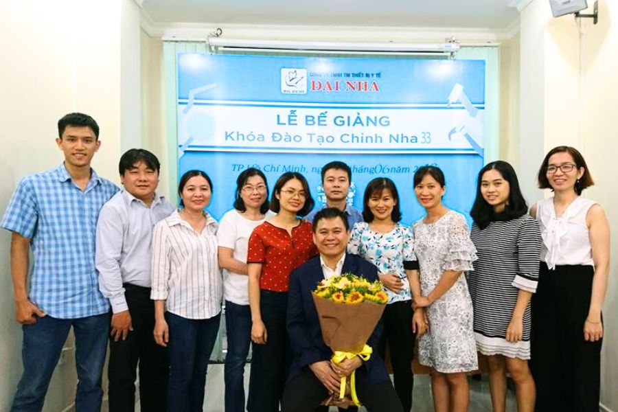 Hình ảnh lễ bế giảng tại khóa học chỉnh nha cơ bản - khóa K33 tại TP.HCM.