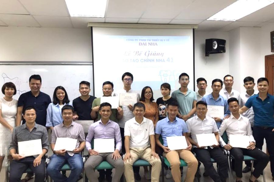 Hình ảnh lễ bế giảng tại khóa học chỉnh nha cơ bản - khóa K29 tại Hà Nội.