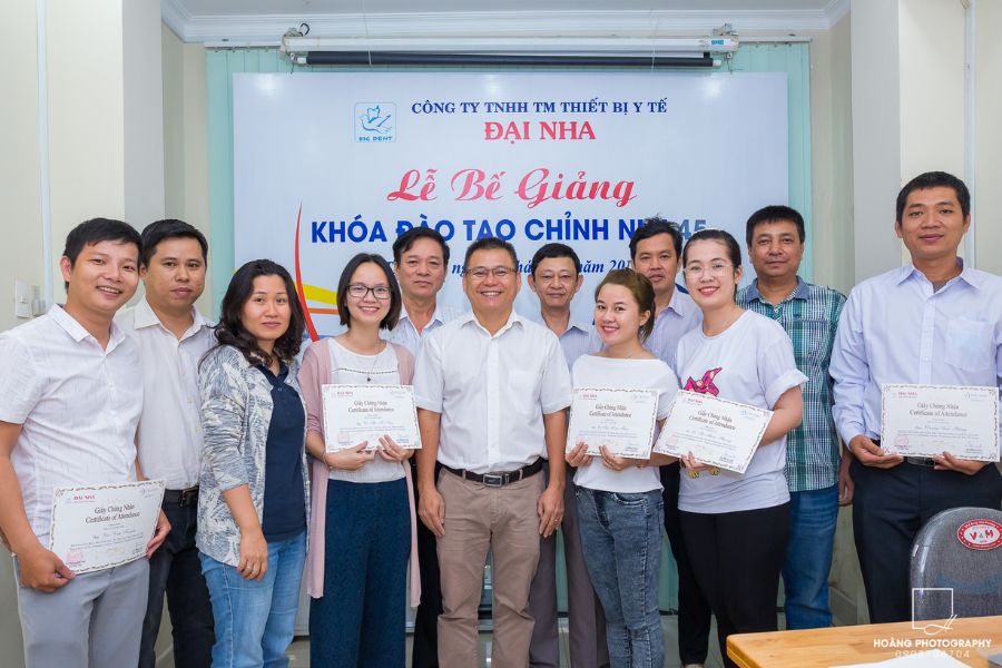 Hình ảnh lễ bế giảng tại khóa học chỉnh nha cơ bản - khóa K45 tại TP.HCM.