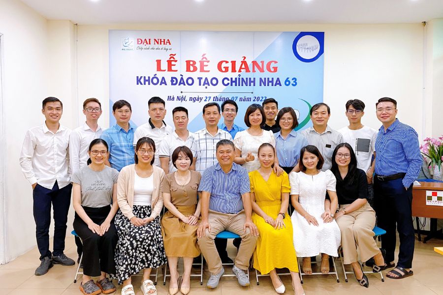 Hình ảnh lễ bế giảng tại khóa học chỉnh nha cơ bản - khóa K63 tại Hà Nội.