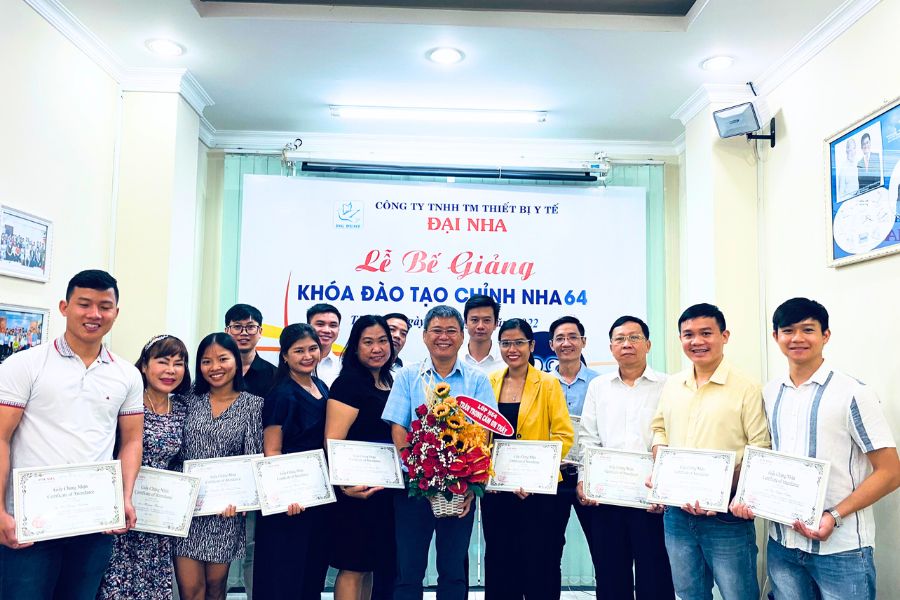 Hình ảnh lễ bế giảng tại khóa học chỉnh nha cơ bản - khóa K64 tại TP.HCM.