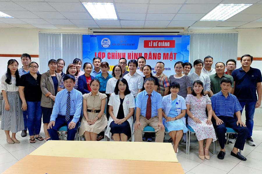 Hình ảnh lễ bế giảng tại khóa học chỉnh nha cơ bản - khóa K68 tại Huế.