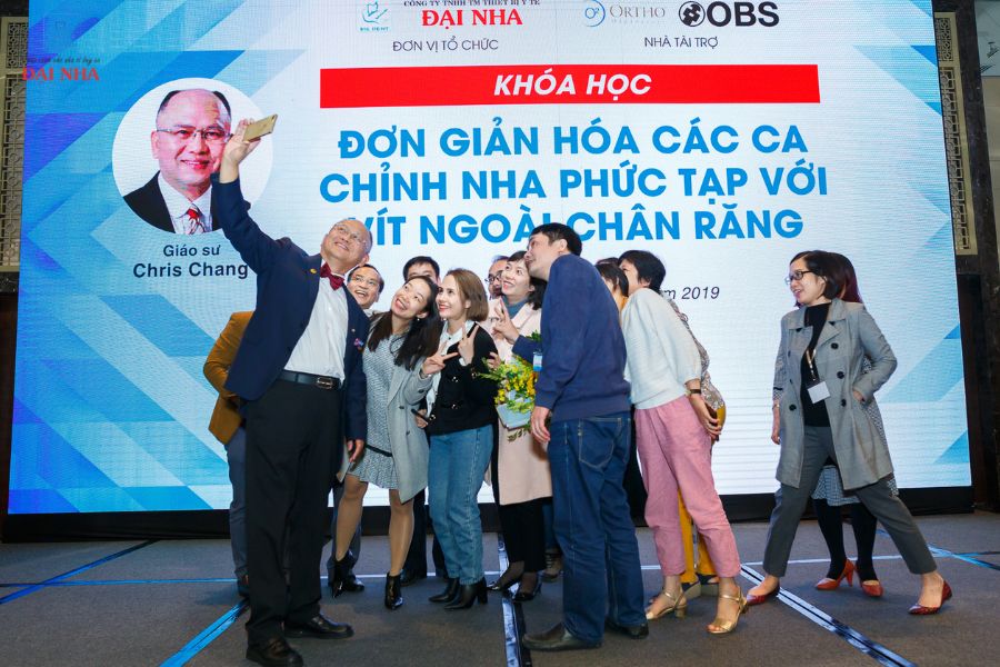 Các học viên chụp ảnh kỷ niệm tập thể cùng giáo sư Cris Chang.
