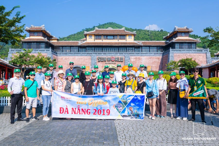 Các học viên đi tour du lịch sau khi khóa học offline kết thúc.