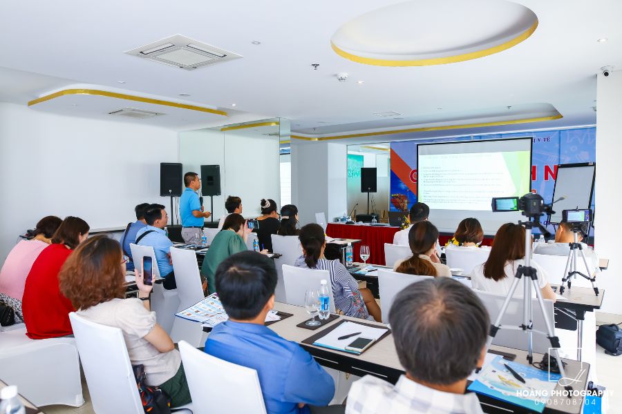 Các học viên theo dõi bài học.