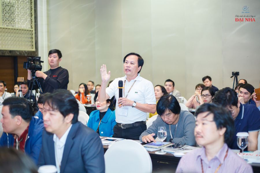 Học viên đặt câu hỏi cho giáo sư tại khóa học.
