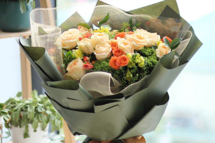 Các loại hoa được phối với nhau cực màu sắc và rực rỡ.