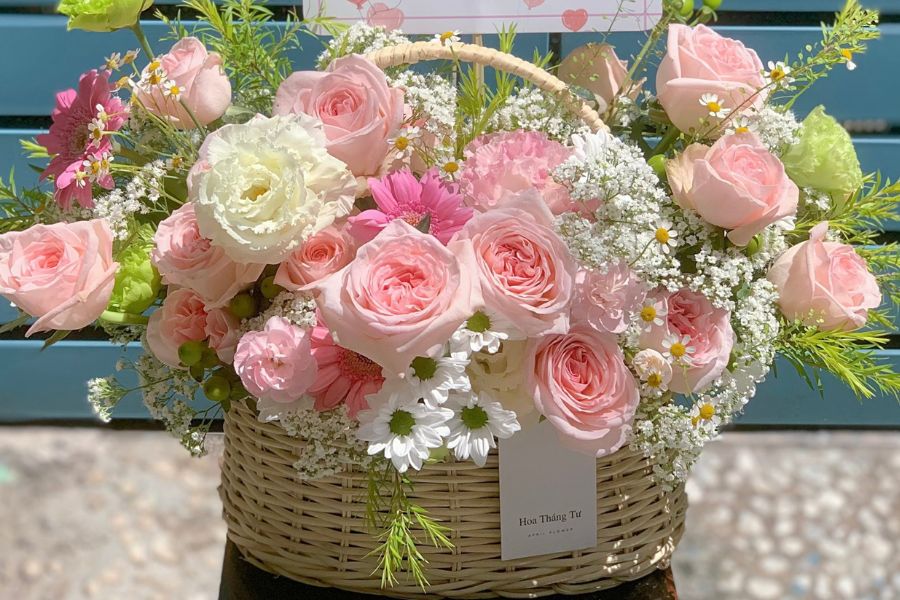 Thay vì tặng bó hoa và hộp hoa thì ta có thể cân nhắc thêm cả giỏ hoa nữa.
