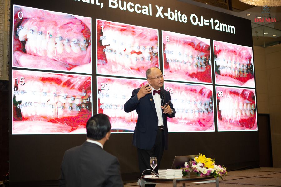 Giáo sư Cris Chang đang thuyết giảng tại khóa học.