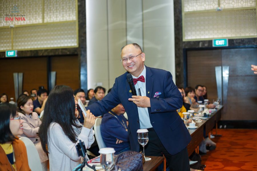 Giáo sư Cris Chang là giảng viên thuyết giảng chính tại khóa học chỉnh nha với vít ngoài chân răng.