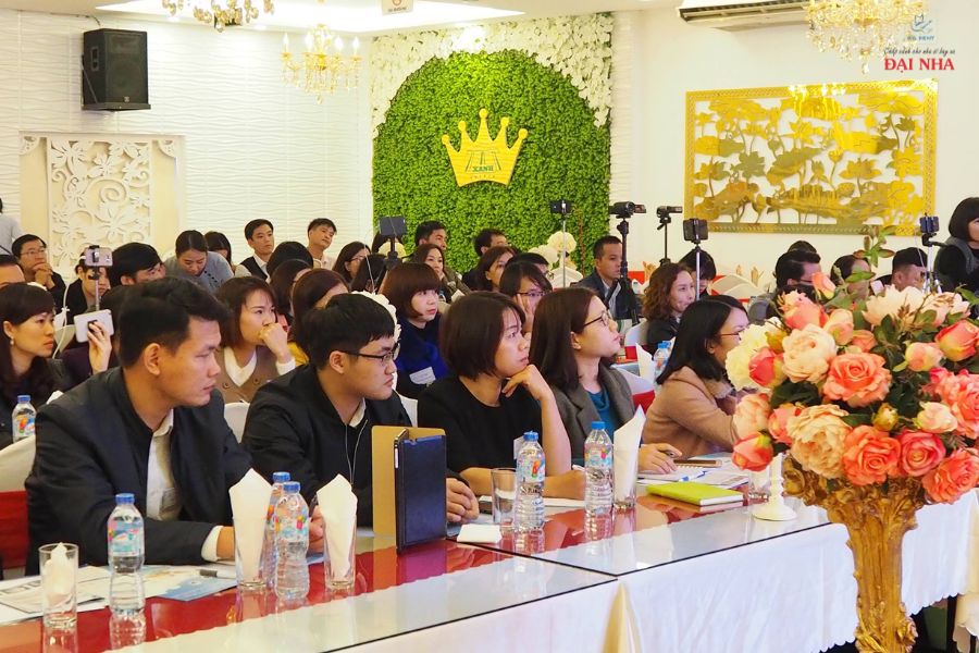 Các học viên chăm chú theo dõi tại khóa học (2).