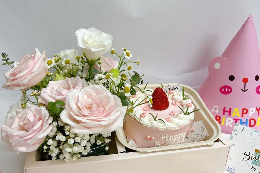 Tặng hoa 20/10 kèm với một chiếc bánh nhỏ xinh.