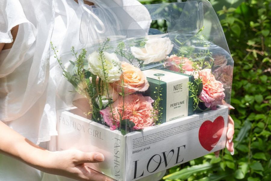 Tặng hoa 20/10 kèm với nước hoa.