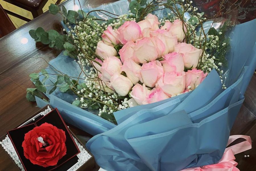 Tặng hoa 20/10 kèm với trang sức.