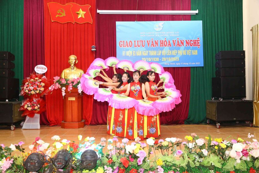 Vào ngày 20/10 thường sẽ có tổ chức các chương trình văn nghệ để tạo không khí vui vẻ cho mọi người.