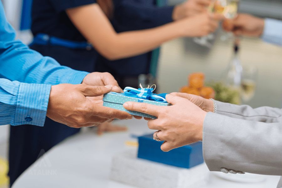 Việc tặng quà cho các đồng nghiệp nữ nhân ngày 20/10 cũng là một cách để bày tỏ lòng biết ơn của mình.