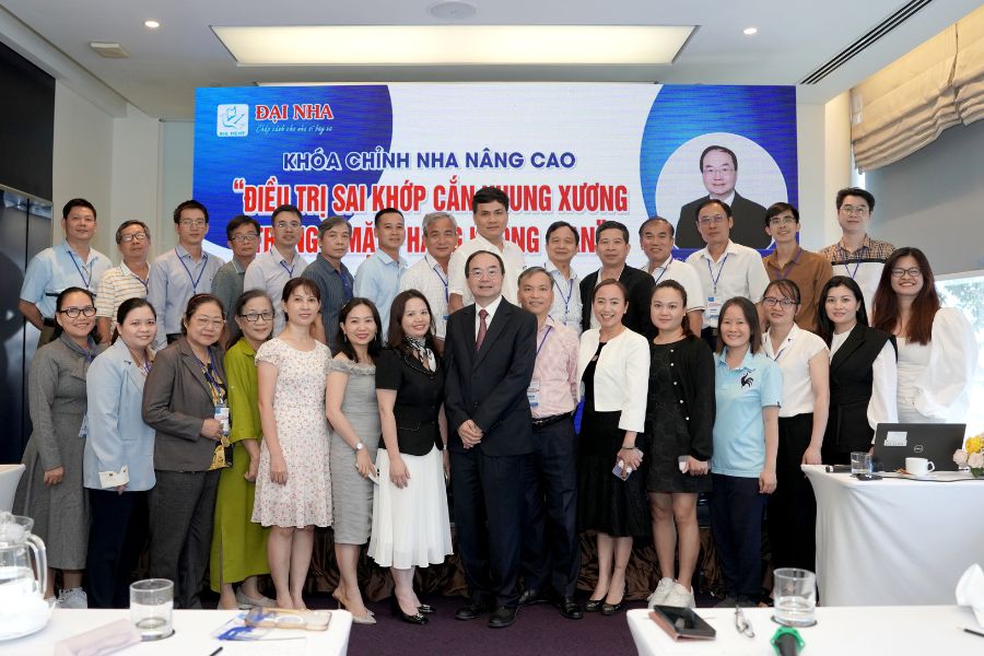 Giáo sư Peter Ngan chụp ảnh kỷ niệm cùng các học viên.