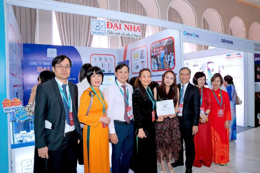 Ban tổ chức hội nghị VAO-WIOC 2025 ghé thăm gian hàng số 61 của Đại Nha.